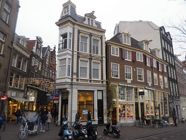 在阿姆斯特丹(Amsterdam)市區也滿常看到三輪車以及摩托車的(比在巴黎(Paris)跟倫敦(London)常見)