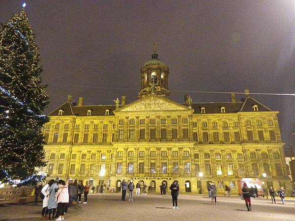 水壩廣場(Dam Square)上的阿姆斯特丹王宮(Koninklijk Paleis Amsterdam)，正對著戰爭紀念碑(Nationaal Monument)。這座王宮在17世紀興建時是阿姆斯特丹(Amsterdam)的市政廳，後來成為依據議會法案荷蘭王室的三座宮殿之一，為古典主義建築及巴洛克建築