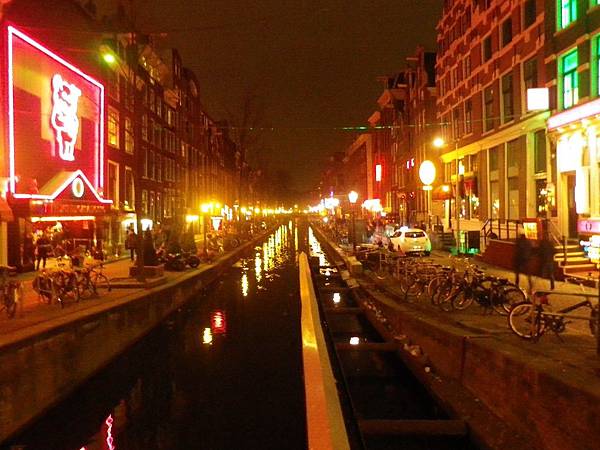 阿姆斯特丹(Amsterdam)運河，因為紅燈區不能拍照，所以只能遠遠的拍個意思意思(請尊重性工作者)。紅燈區在荷蘭是合法交易，跟coffeeshop賣大麻吸大麻是合法的是一樣意思