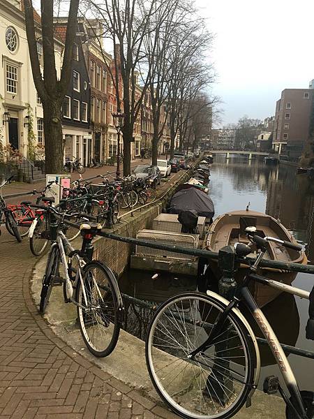 腳踏車是阿姆斯特丹(Amsterdam)市民的主要交通工具之一，不僅如此，他們還很喜歡把腳踏車鎖在路上的欄杆，然後變成一整排獨特又美麗的風景