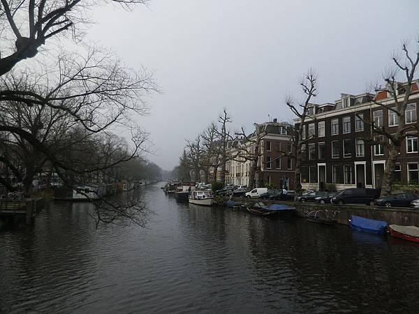 I阿姆斯特丹(Amsterdam)有北方威尼斯之稱，由於市內有四條主要的運河組成環繞城市的同心帶，稱為運河帶(grachtengordel)