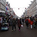 逛一下阿姆斯特丹當地的市集Albert Cuyp Market，範圍只有一條路，左右兩邊擺攤