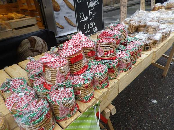 Albert Cuyp Market市集裡看到這個，來到荷蘭必買的荷蘭鬆餅(Stroopwafels)，它的口感是偏硬式的格子餅乾，兩片餅乾中間夾著濃稠的焦糖或楓糖糖漿