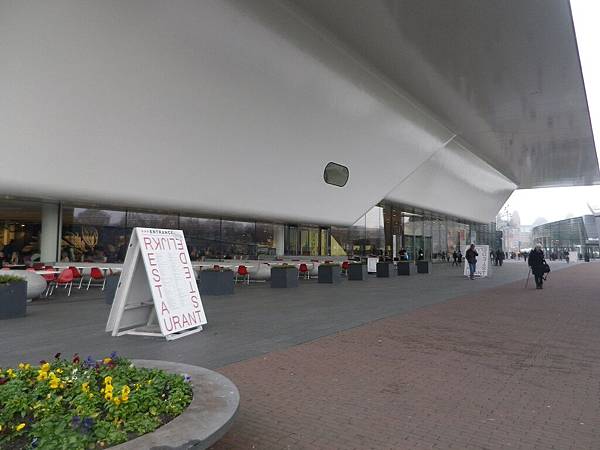 外觀具有設計感的餐廳Restaurant Stedelijk，餐廳算是和一旁的阿姆斯特丹市立博物館(Stedelijk Museum Amsterdam)連接在一起