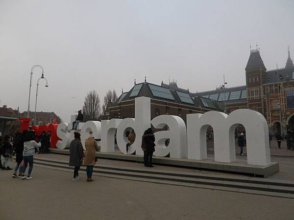 I amsterdam Sign廣場就是立著大大的I amsterdam，超多人跟它合照的