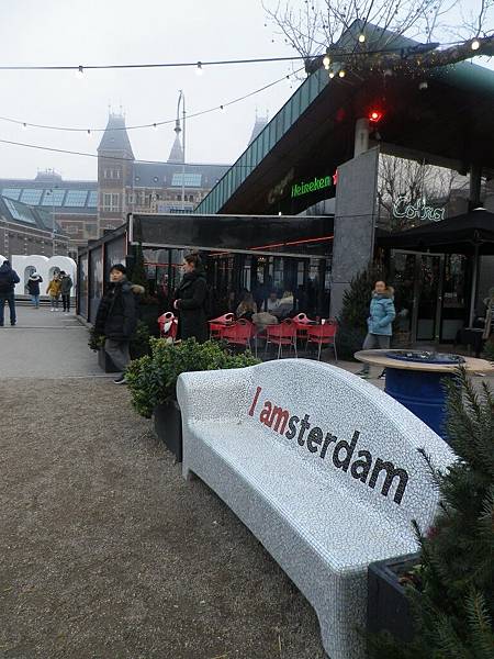 在I amsterdam Sign廣場前，餐廳外有一張椅子上面就寫著I amsterdam，為了拍這張椅子老公幾乎要跟我翻臉了，因為等很久才拍到啊！！