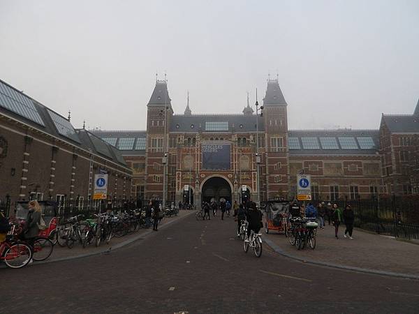 I amsterdam Sign廣場的身後就是阿姆斯特丹國家博物館(Het Rijksmuseum Amsterdam)