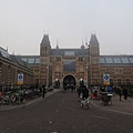 I amsterdam Sign廣場的身後就是阿姆斯特丹國家博物館(Het Rijksmuseum Amsterdam)