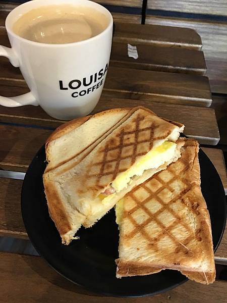 【食】大甲★LOUISA COFFEE路易莎★咖啡。輕食。甜點。平價連鎖咖啡店