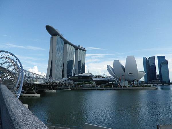 【遊】新加坡★螺旋橋The Helix Bridge。金沙購物廣場The Shopper at Marina Bay Sands★搭地鐵旅行。自助行程。自由行