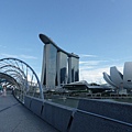 【遊】新加坡★螺旋橋The Helix Bridge。金沙購物廣場The Shopper at Marina Bay Sands★搭地鐵旅行。自助行程。自由行