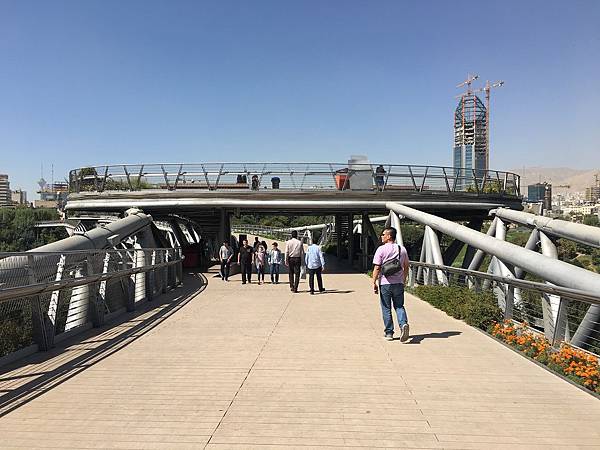 【遊】伊朗德黑蘭★清真寺Mosque of Khorramshahr。自然橋Tabiat Bridge。默德塔Milad Tower★伊朗自由行。德黑蘭景點