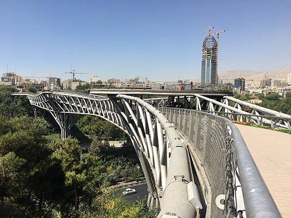 【遊】伊朗德黑蘭★清真寺Mosque of Khorramshahr。自然橋Tabiat Bridge。默德塔Milad Tower★伊朗自由行。德黑蘭景點