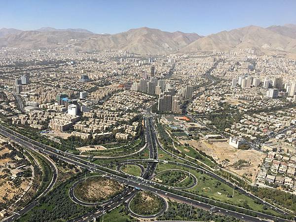 【遊】伊朗德黑蘭★清真寺Mosque of Khorramshahr。自然橋Tabiat Bridge。默德塔Milad Tower★伊朗自由行。德黑蘭景點