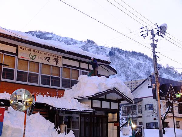 阿伯在清屋頂的雪