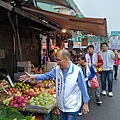 議員參選人洪士奇勤掃街，今本尊現身草埔市場拜票，深受大小粉絲愛戴，紛紛表示支持認同，並要求合影。