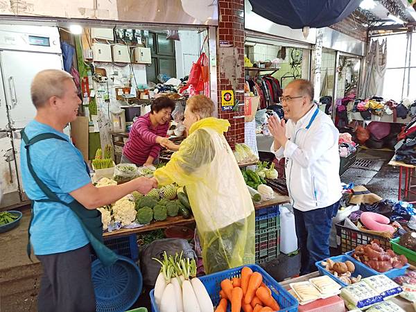 柯爸媽專程北上陪同議員參選人洪士奇掃街拜票，民眾紛紛要求合影，宛如明星，聲勢看漲。