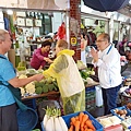 柯爸媽專程北上陪同議員參選人洪士奇掃街拜票，民眾紛紛要求合影，宛如明星，聲勢看漲。