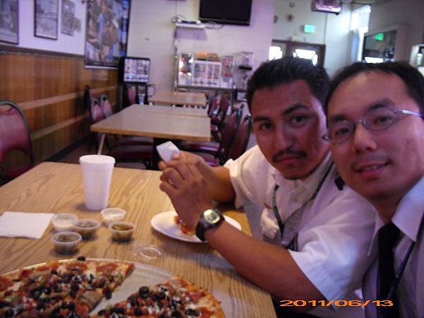 第一次在外站顧路-Fresno 21-晚餐pizza店-with Victor