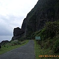 蘭嶼環島公路22-鋼盔岩&路邊山羊.jpg