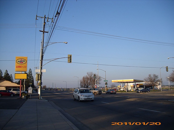 Fresno街景05 - 前方是機場所以又空又平.JPG