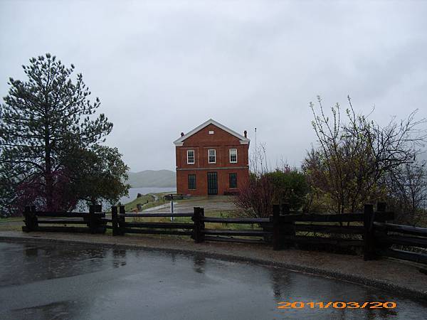 Millerton Lake 06-court house.jpg