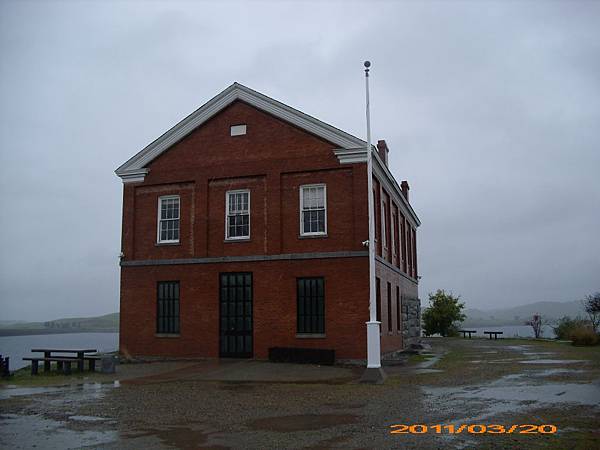 Millerton Lake 10-court house.jpg