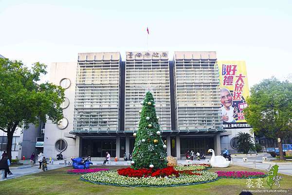 台南市新營區-台南市政府民治市政中心市民廣場(20171223)－豪豪遊台灣｜痞客邦