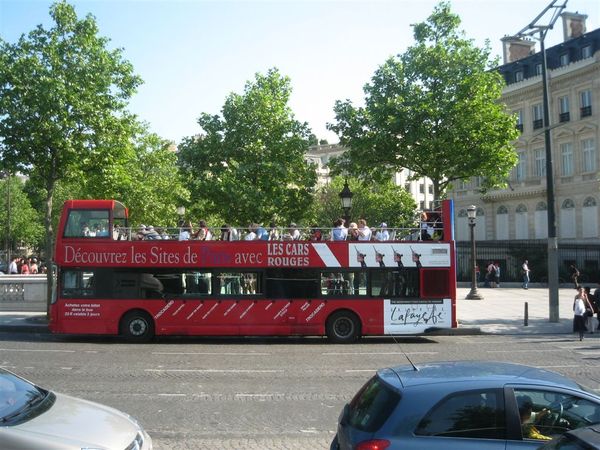 巴黎市區的觀光巴士真可愛
