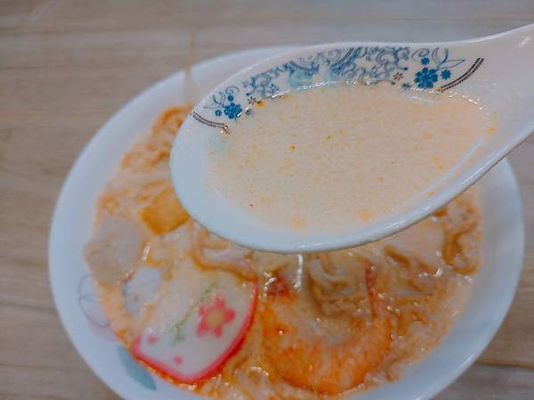 新加坡叻沙椰奶口味湯頭特寫