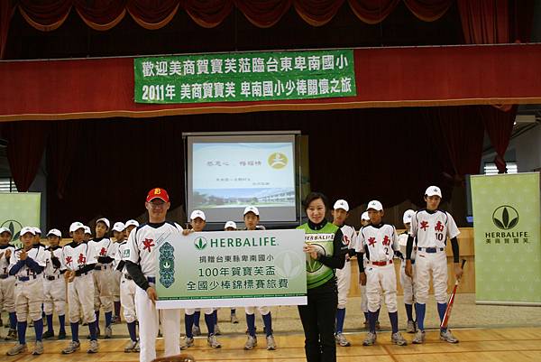 棒球隊吳教練代表接受參加賀寶芙盃的旅費補助