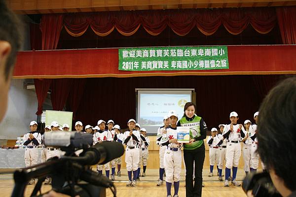 球員高翔峰代表接受營養品