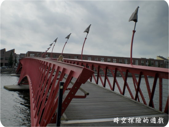 紅色曲橋１（The Bridges of Borneo/Sporenburg）