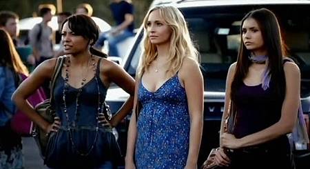 The-Vampire-Diaries-3x05-Bonnie-Caroline-and-Elena-at-school.jpg