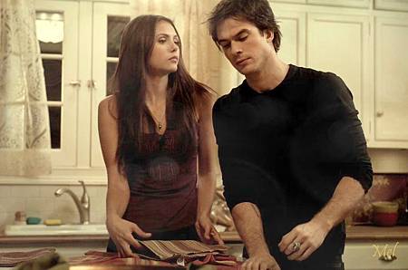 Damon_%26;_elena_in_elena%5Cs_kitchen.jpg