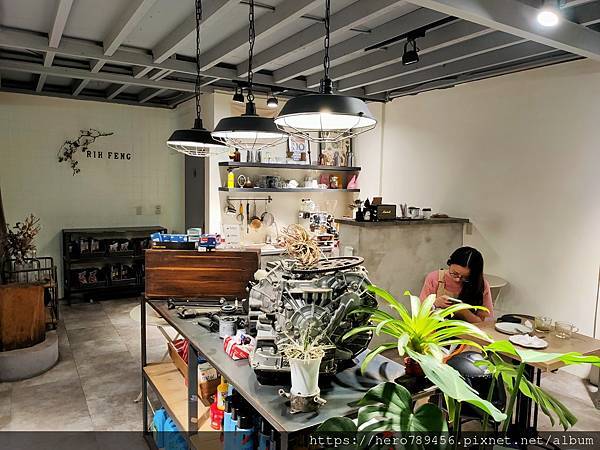 新北新莊|日豐企業社:被汽車百貨耽誤的下午茶店!超文青特色咖啡廳,入口竟像一般修車廠~新北特色咖啡廳推薦 新莊,日豐企業社,特色咖啡廳,下午茶,Oreo生乳酪,海鹽焦糖奶茶戚風,柚香美式,新北,咖啡廳,日豐企業