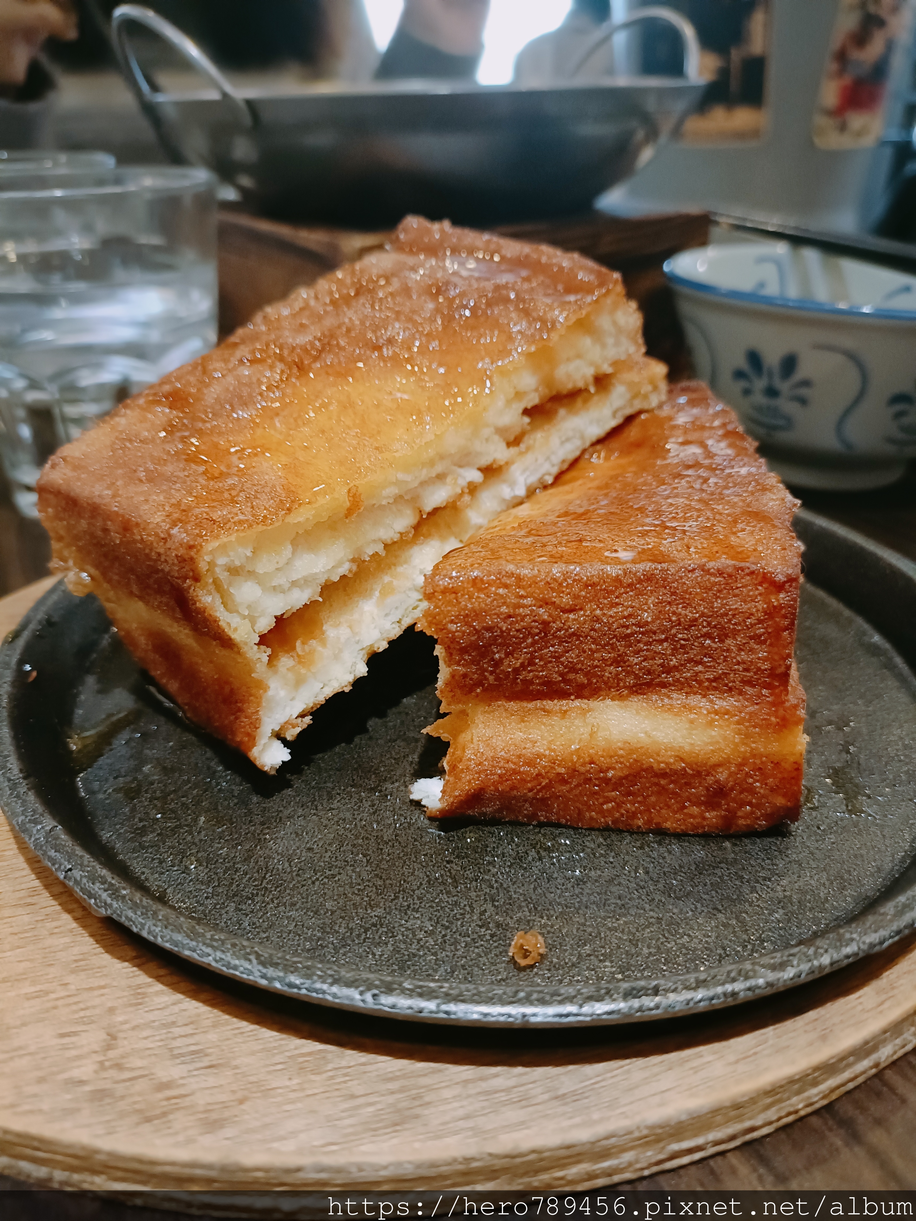 台北西門美食-映港式茶餐廳，西門人氣港式茶餐廳，價格不貴且餐點也有一定的水準!Google超過4.3星以及超過五百則評論!