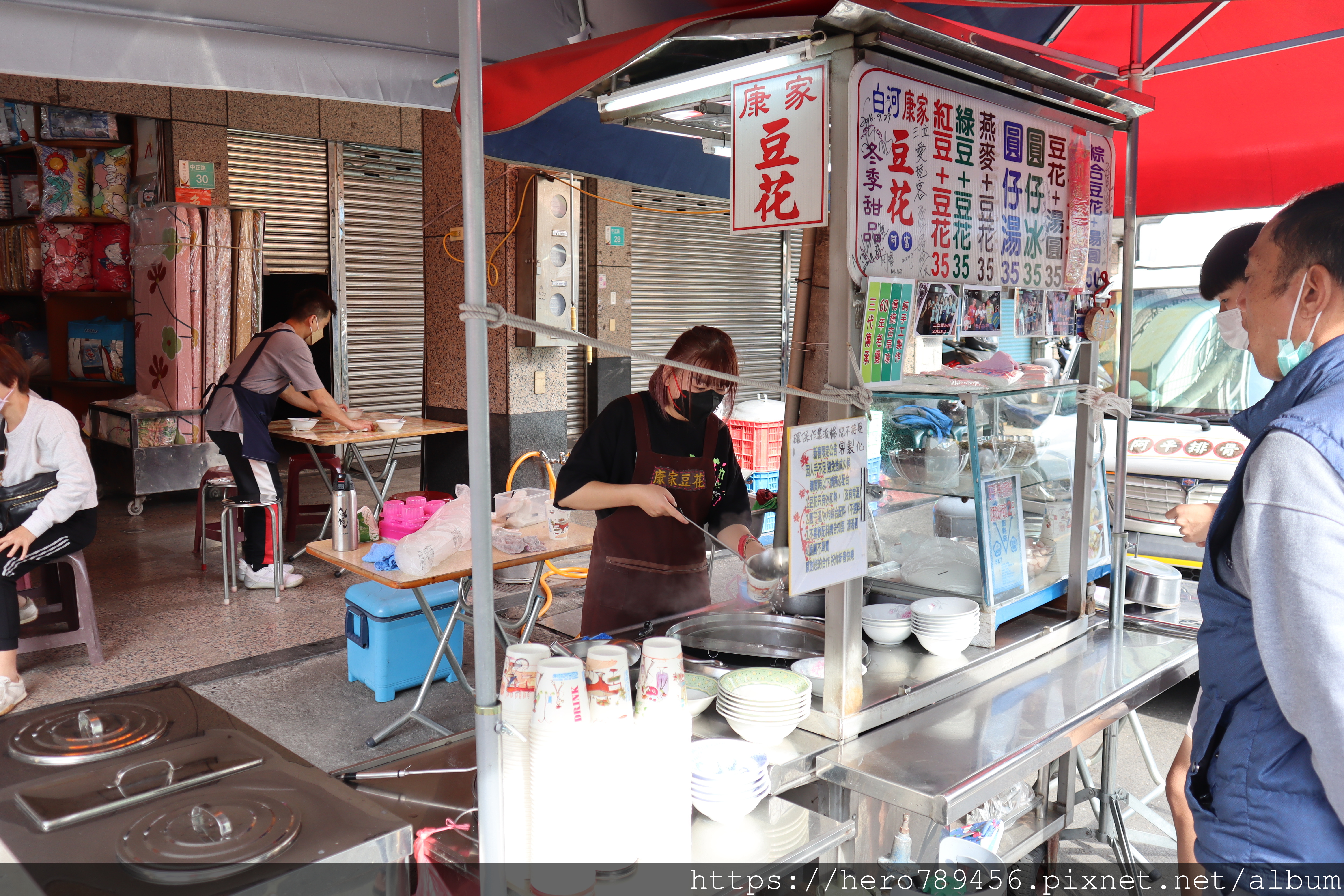 台南白河美食-白河康家豆花,在地人氣豆花店,就算非假日人潮也是超級多!!豆花香而不甜搭配偏甜佐料剛剛好!