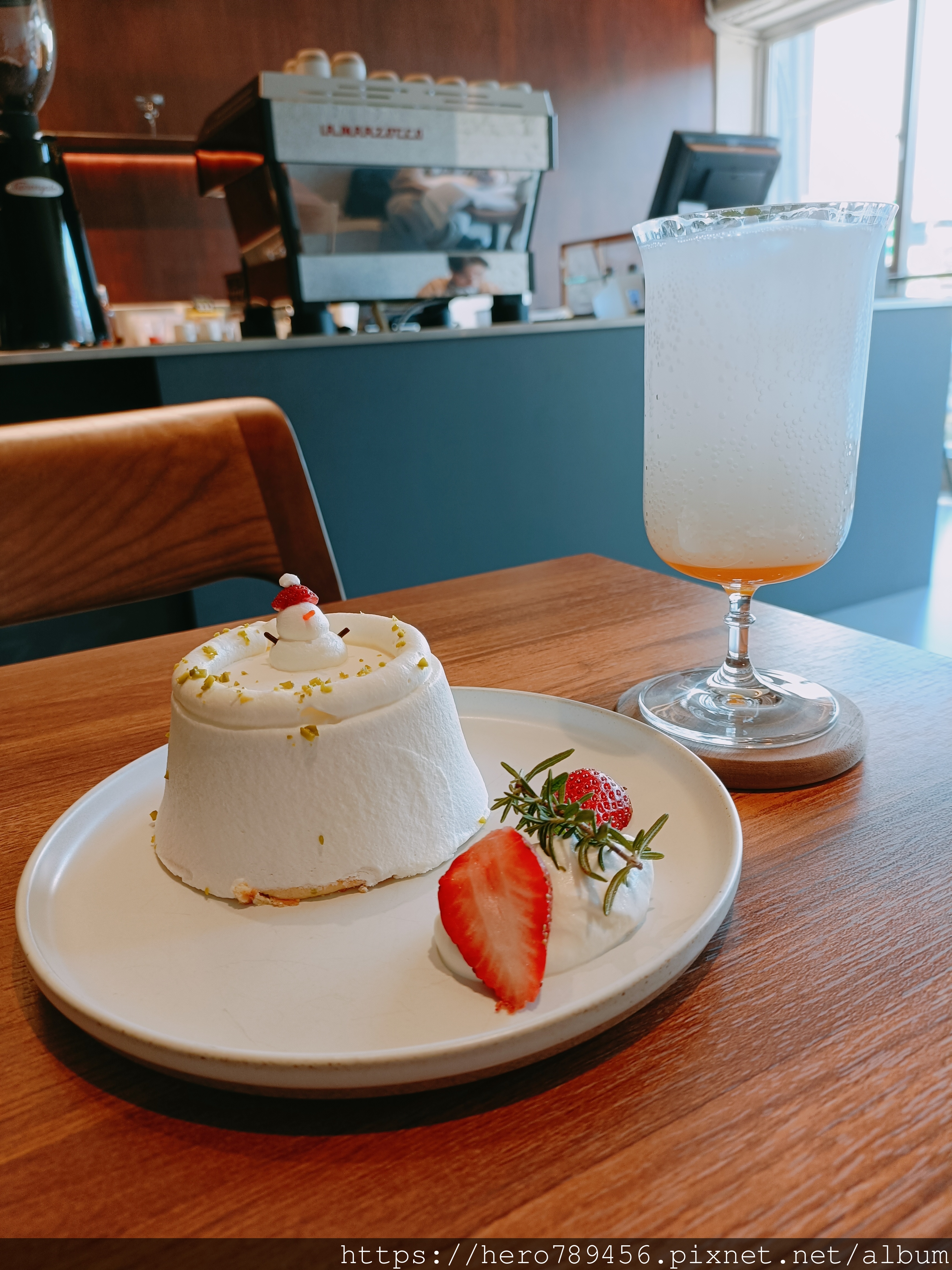 新北新莊美食-QUEEN SHOP Life Store 新莊輔大店,複合式的用餐環境結合服飾、花藝、烘焙以及咖啡廳。