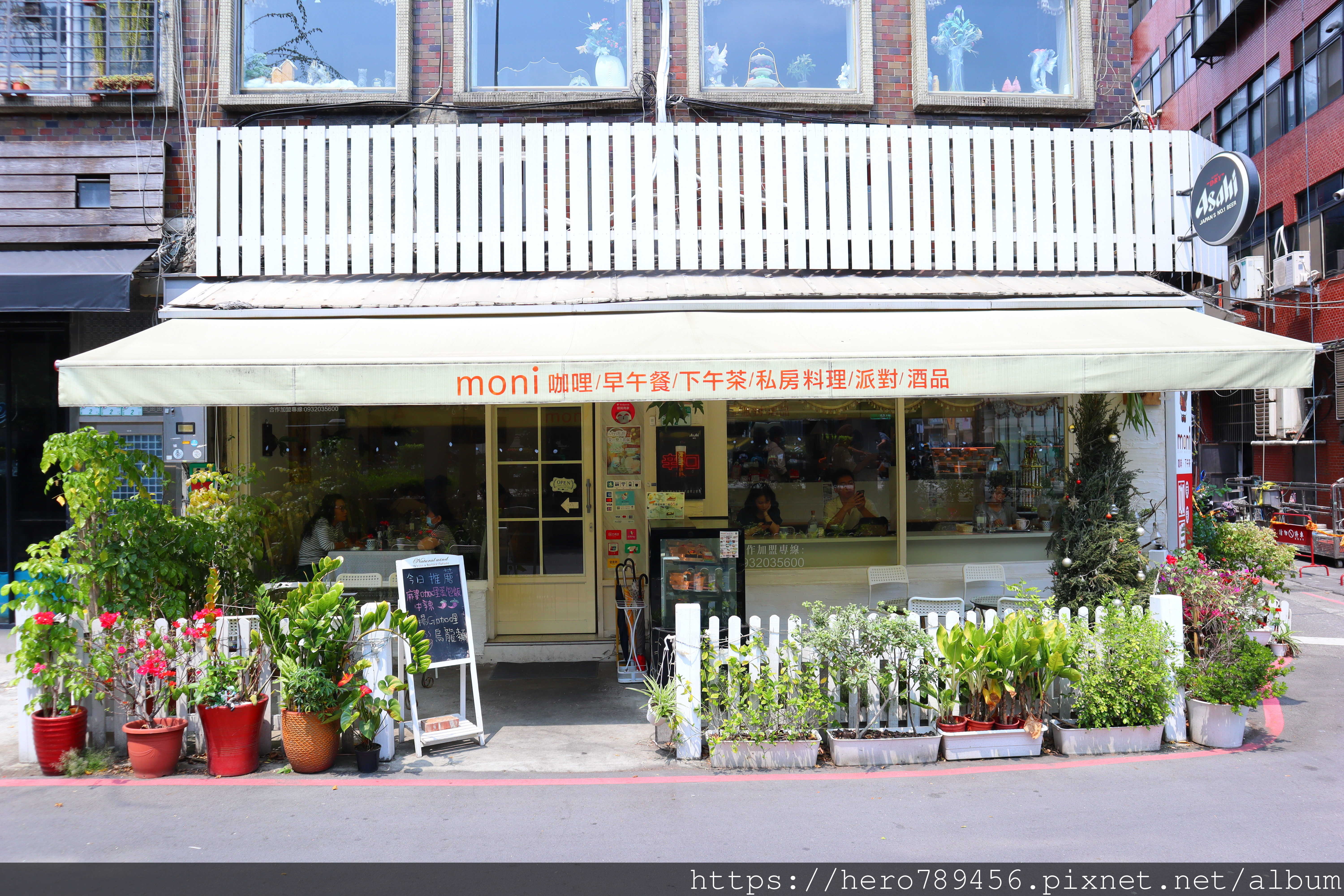 台北中山美食-Moni咖哩中山旗艦店，歐式風格用餐環境，多種咖哩餐點選擇。中山咖哩、中山甜點推薦!