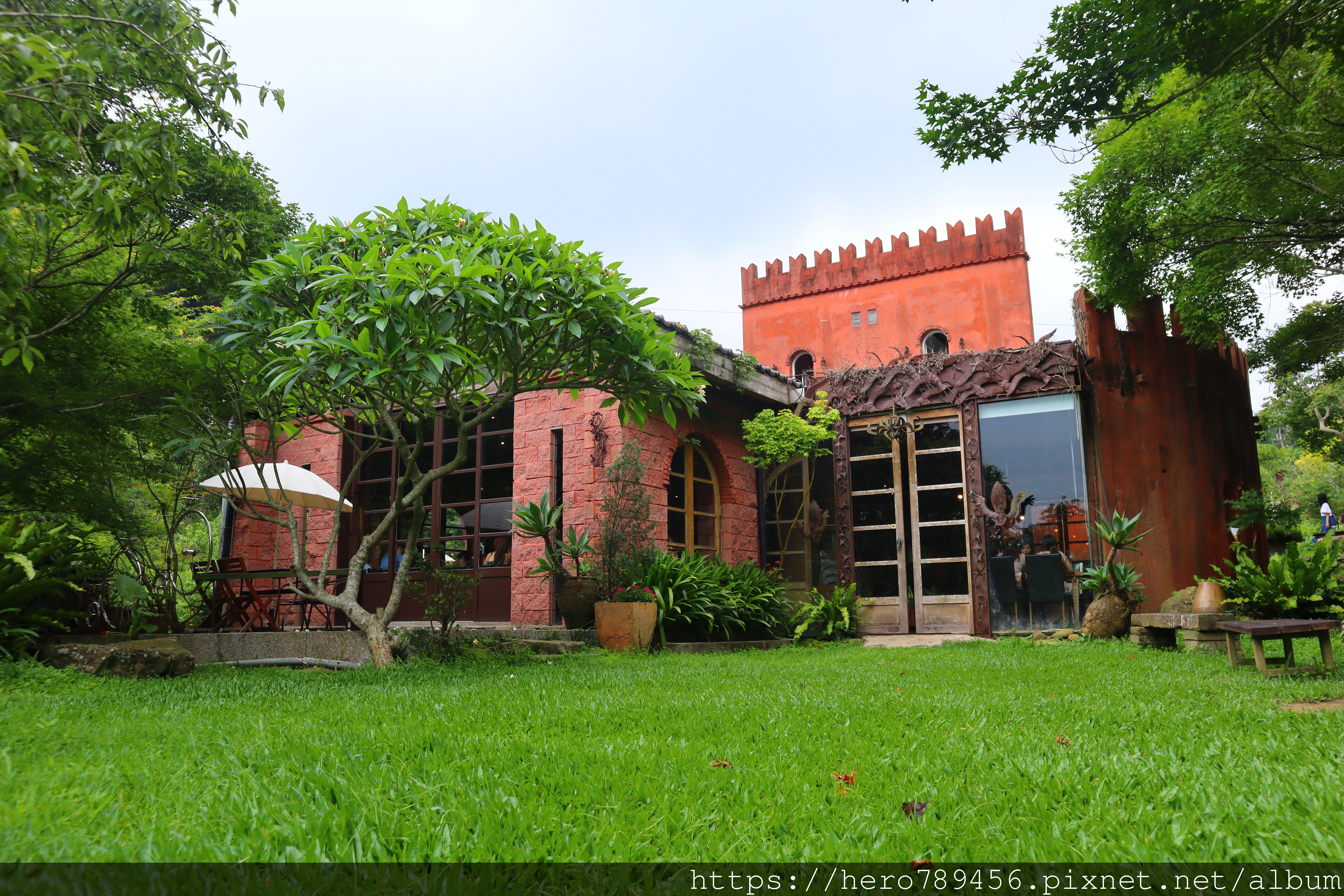 苗栗三義美食-漫步雲端森林廚房,深山裡的浪漫古堡,景觀餐廳,semi-buffet有著多款海鮮、生菜來滿足你的味蕾。