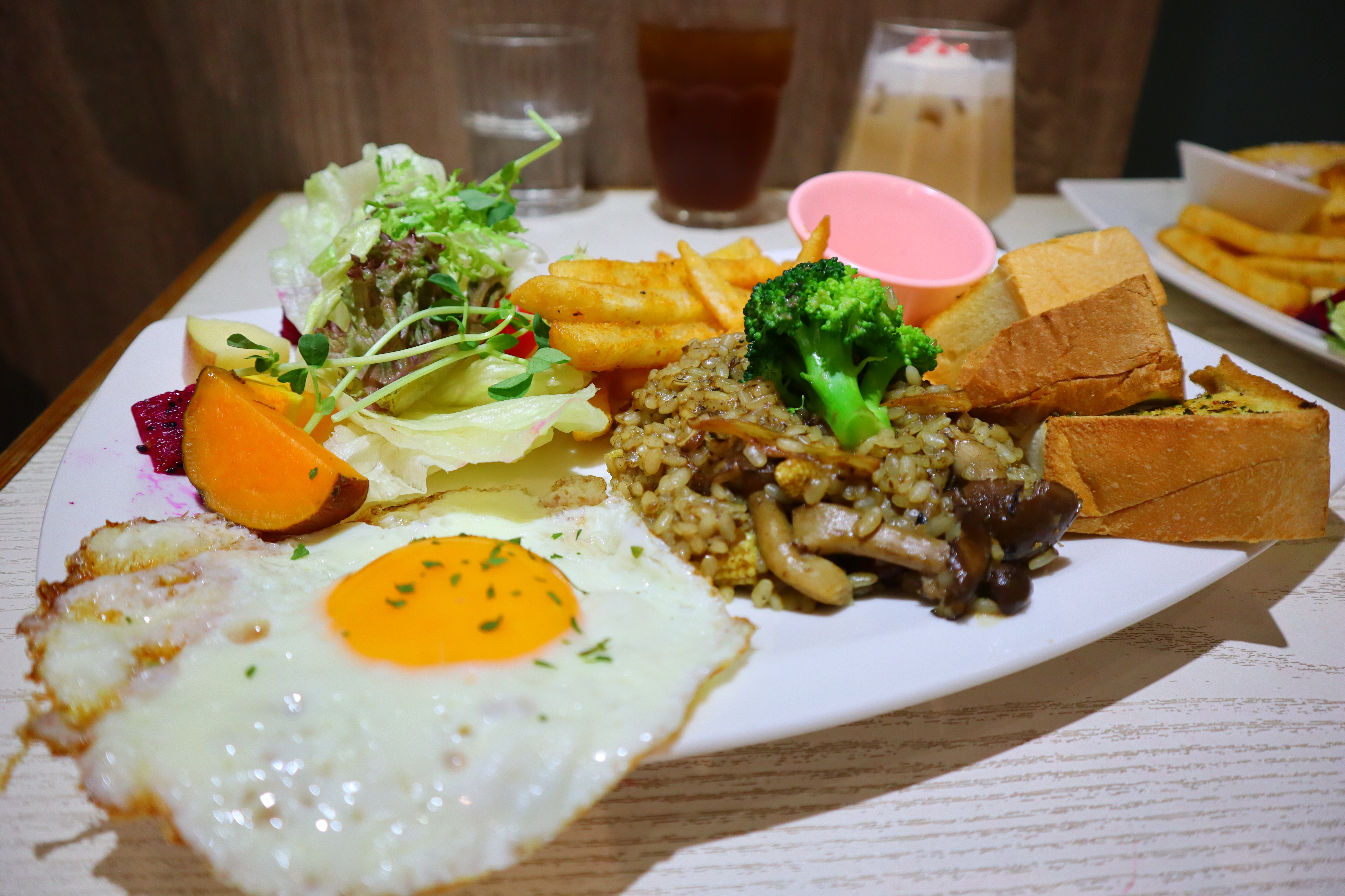 新北板橋美食-禾多靜巷義式餐廳,板橋高人氣義式餐廳,有著超過google千則評論以及4.3星的評分!就算是平日也是客滿~