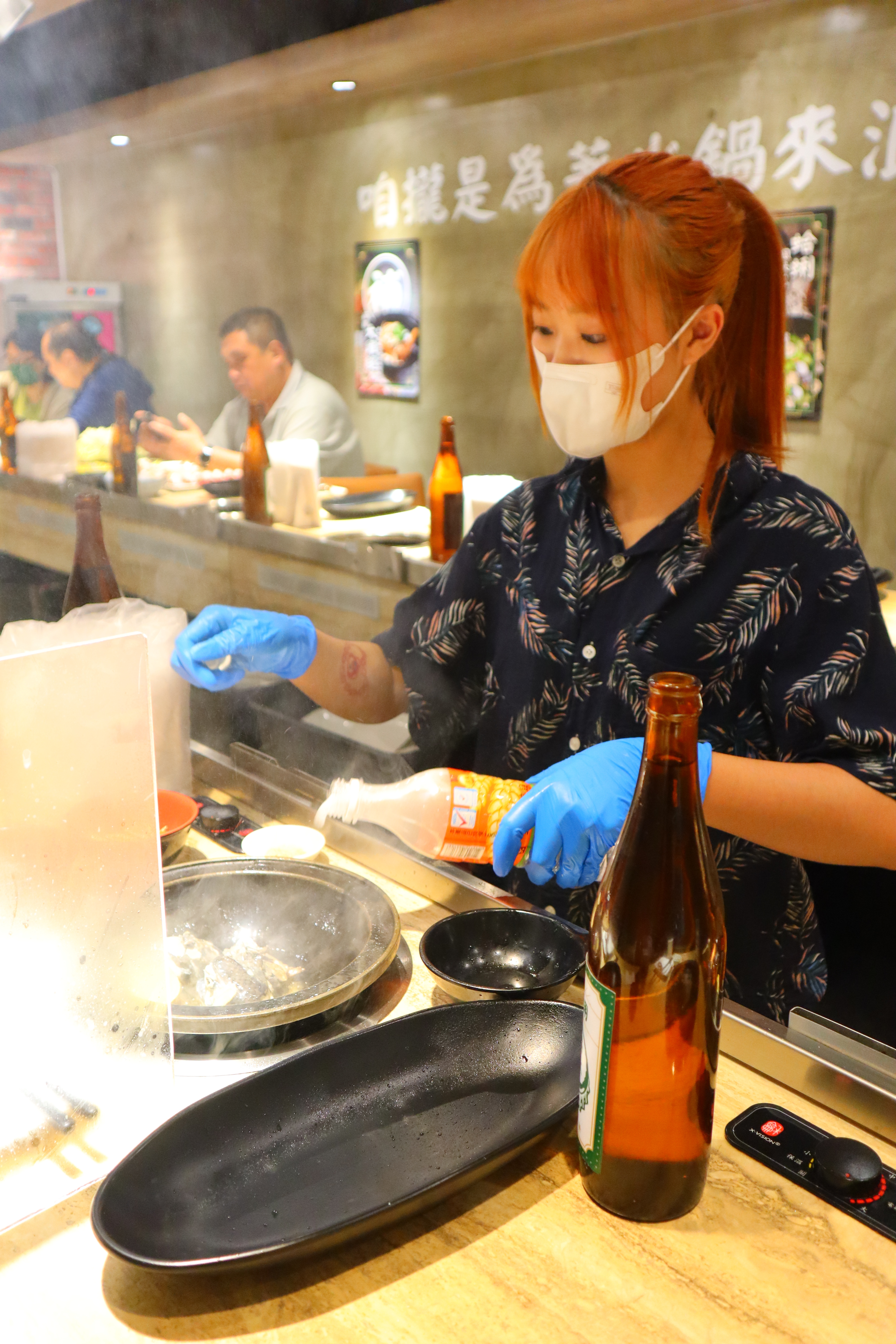 (新北新莊美食)狂一鍋－新莊八德店，台味十足的桌邊爆炒噴火秀