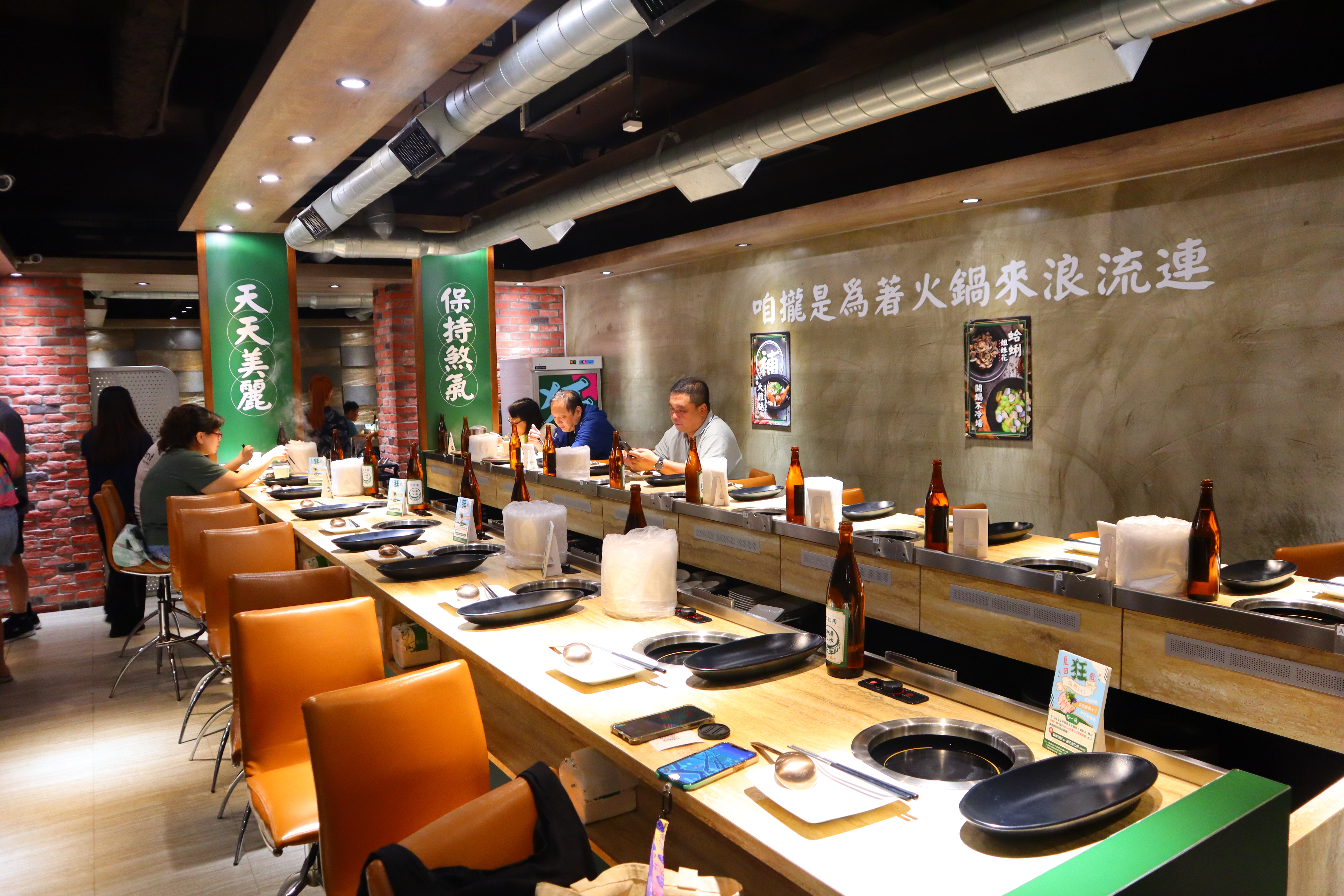 (新北新莊美食)狂一鍋－新莊八德店，台味十足的桌邊爆炒噴火秀