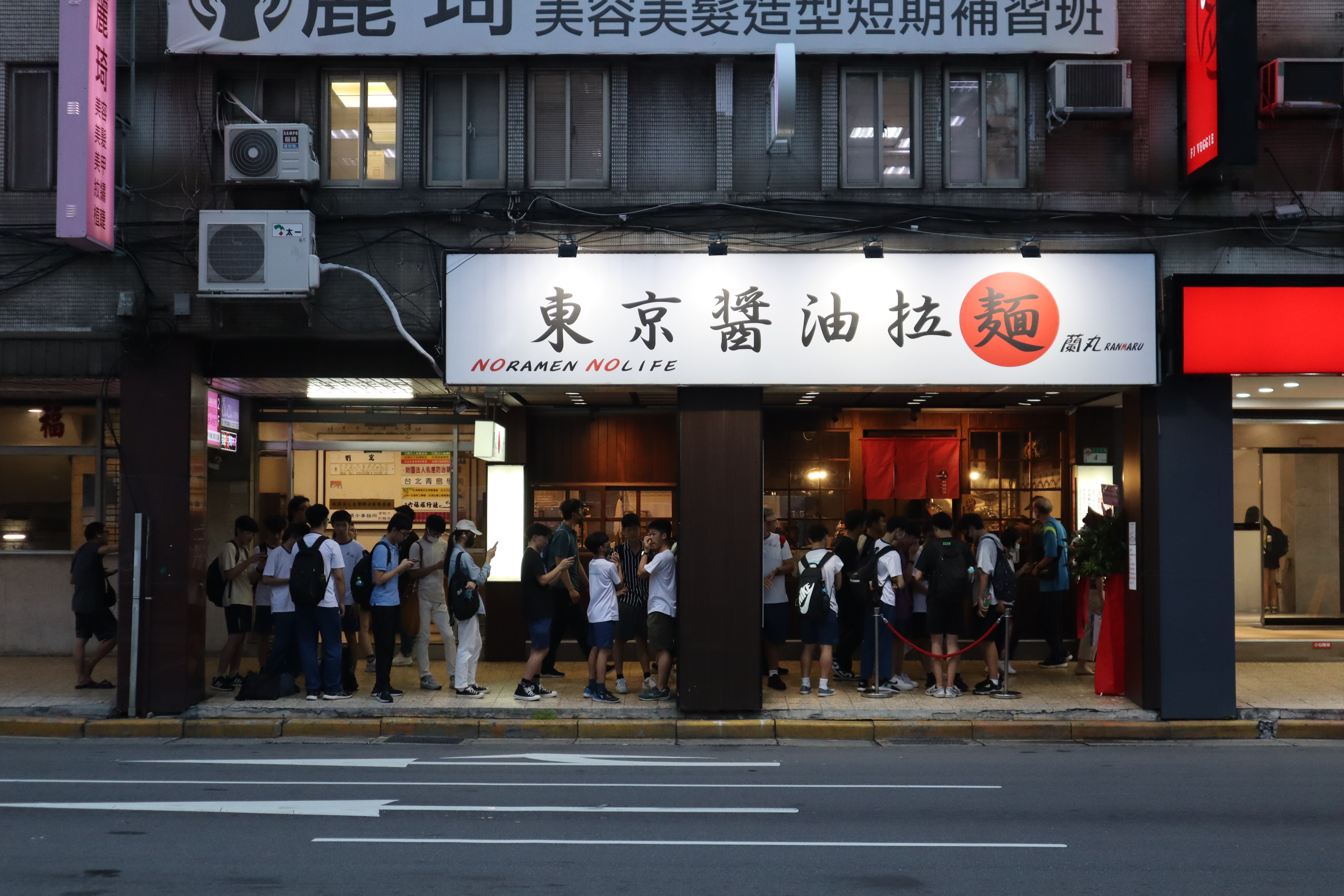 台北中正美食-鷹流東京醤油拉麺蘭丸ranmaru-林森南路店，千呼萬喚終於開了!除了人氣醬油系列，還有睽違已久再次推出的人氣沾麵!!