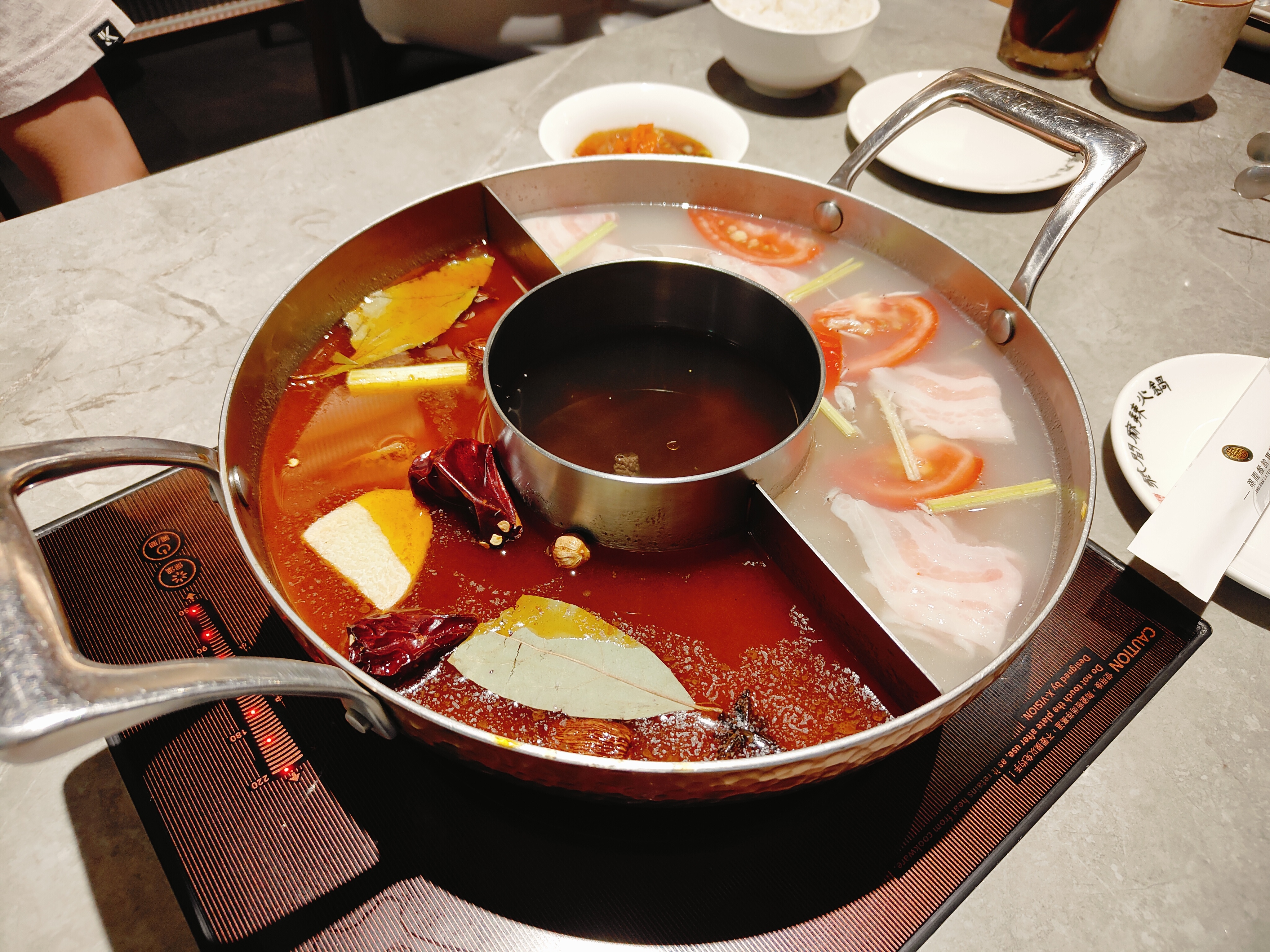 (台北萬華西門美食)築間麻辣火鍋，餐點真的都還滿好吃的，且富