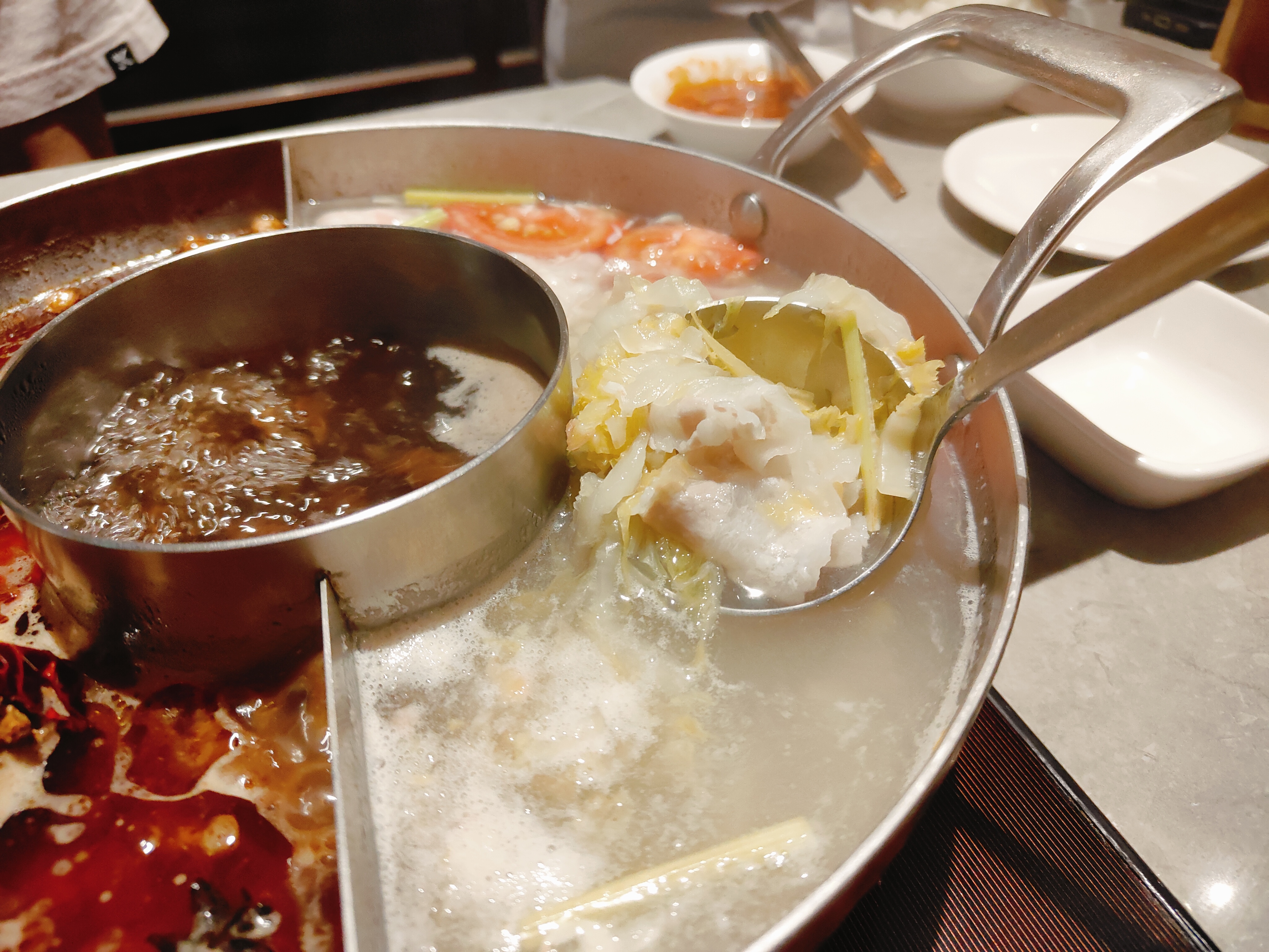 (台北萬華西門美食)築間麻辣火鍋，餐點真的都還滿好吃的，且富