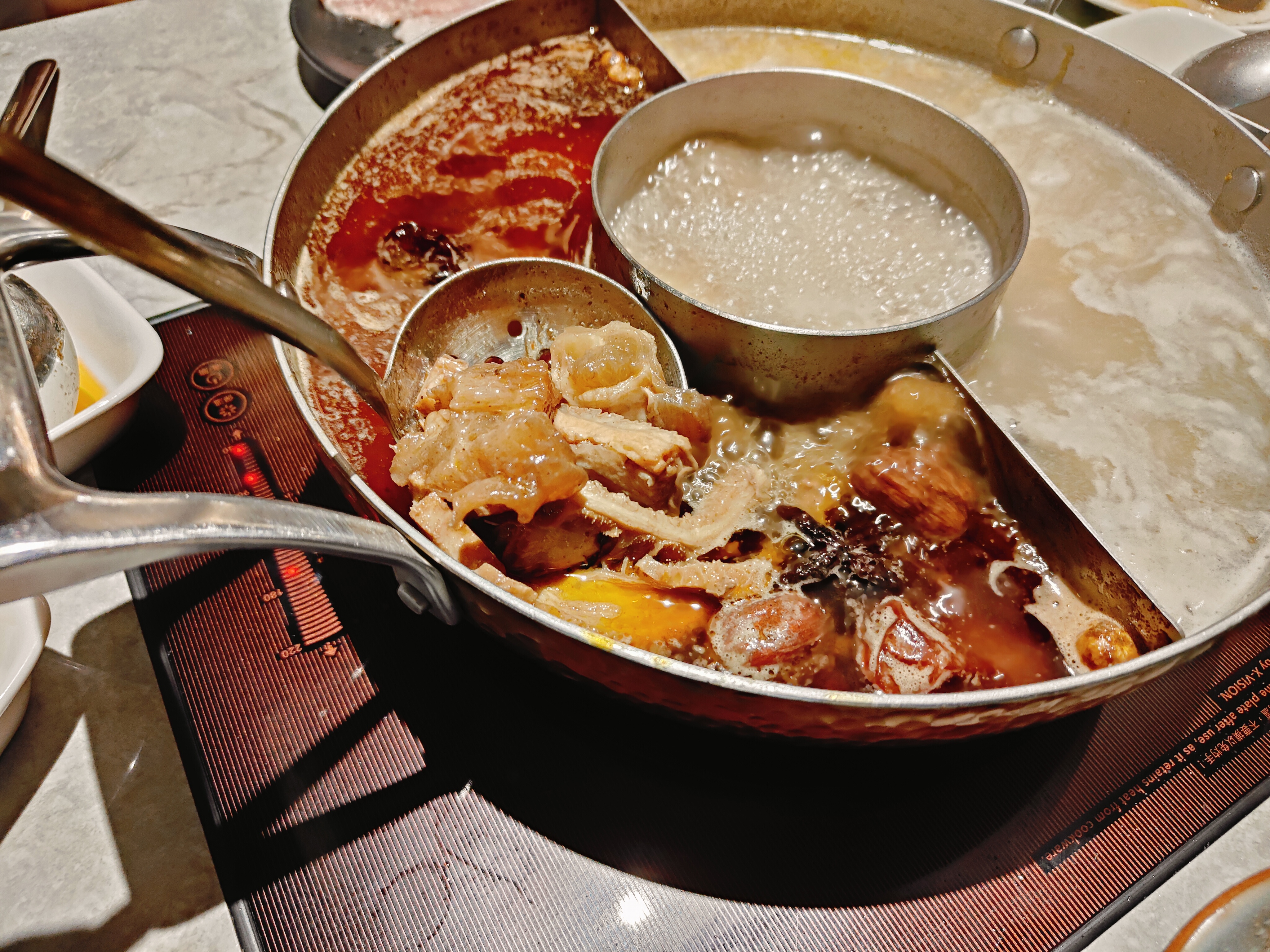 (台北萬華西門美食)築間麻辣火鍋，餐點真的都還滿好吃的，且富