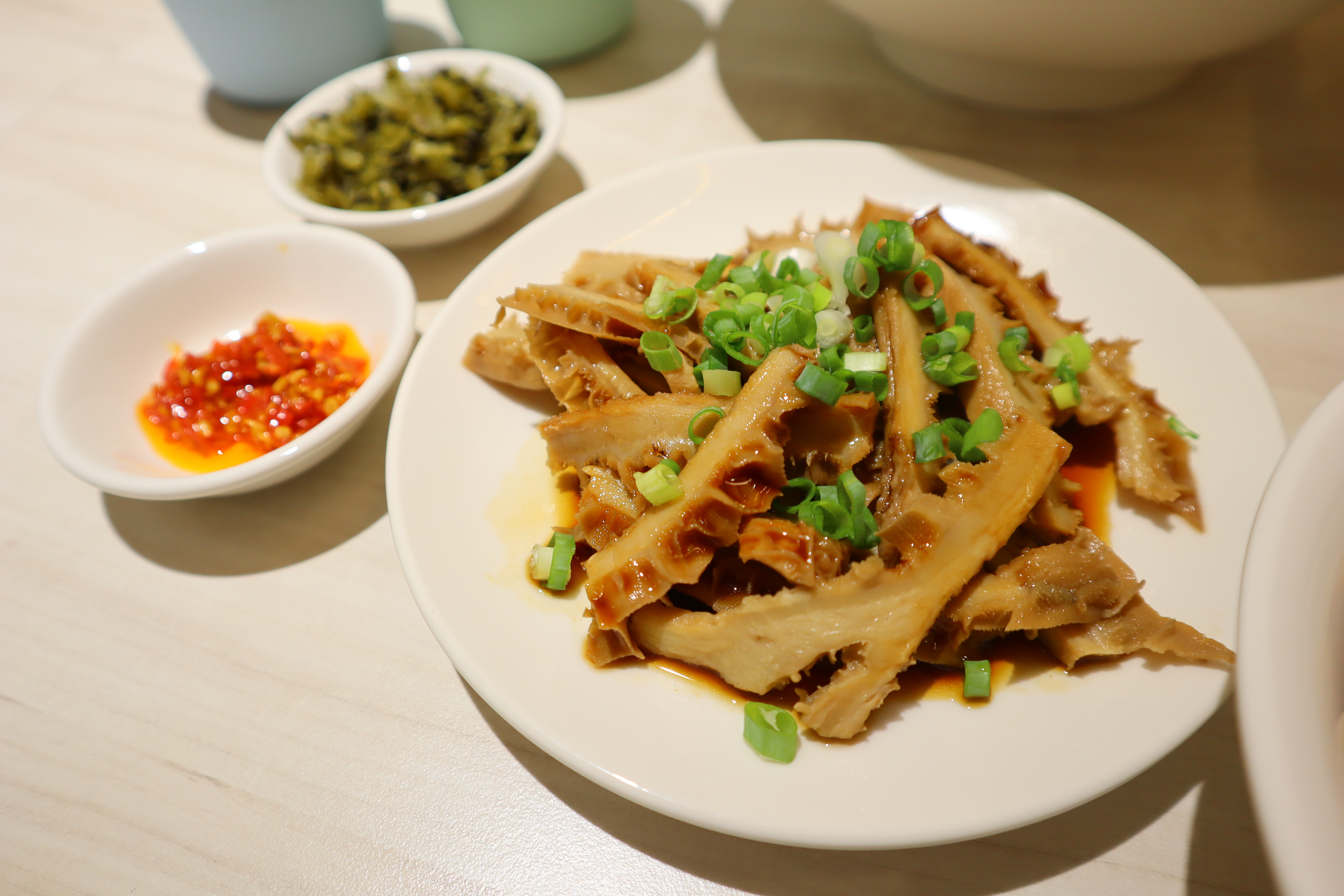 (新北板橋美食)吉米頁-紅燒牛肉麵，板橋牛肉麵推薦，小菜也都