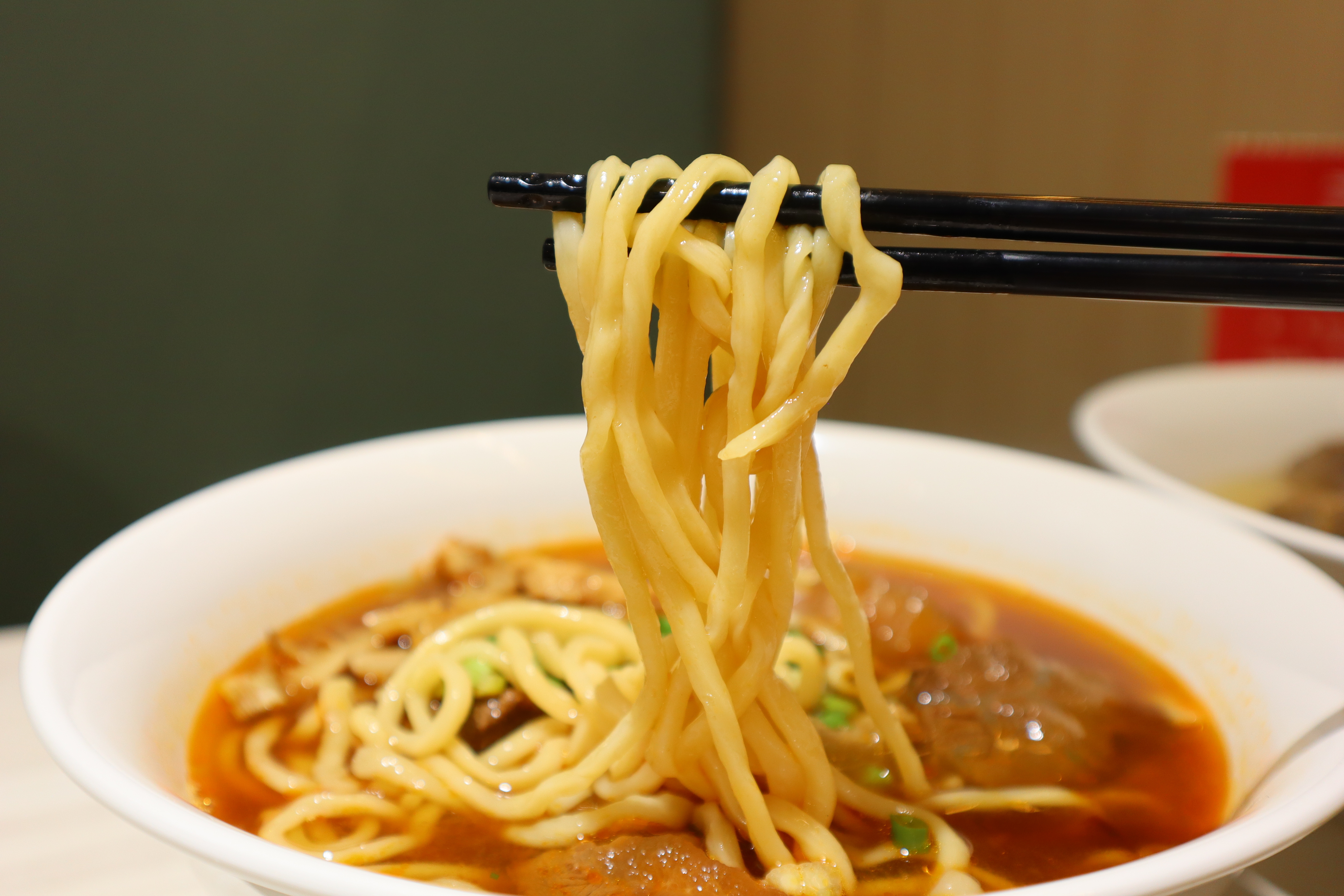(新北板橋美食)吉米頁-紅燒牛肉麵，板橋牛肉麵推薦，小菜也都